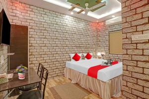 um quarto com uma cama grande numa parede de tijolos em Flagship Lemon Tree Inn em Rāipur