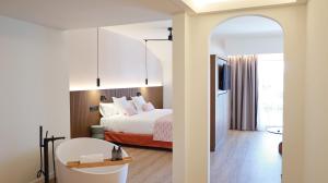 Habitación de hotel con cama y TV en Seth Port Ciutadella, en Ciutadella