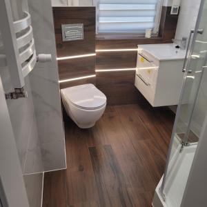 a small bathroom with a toilet and a sink at Mieszkanie centrum in Lidzbark Warmiński