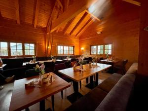 A restaurant or other place to eat at Kitz Alm Saarwellingen