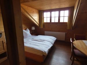 ein Schlafzimmer mit einem Bett in einem Holzhaus in der Unterkunft Kitz Alm Saarwellingen in Saarwellingen