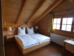 um quarto com uma cama numa casa de madeira em Kitz Alm Saarwellingen em Saarwellingen