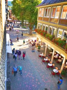 een uitzicht op een straat met mensen aan tafel bij FeWo Altstadt - Mitten im Herz Goslar in Goslar