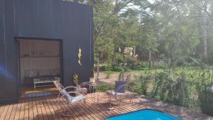 een patio met een zwembad en een tafel en stoelen bij La Pausa Casa Rural in A. de la Cruz