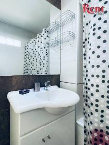 ein Badezimmer mit einem weißen Waschbecken und einer Dusche in der Unterkunft Rent Plaza in Buenos Aires