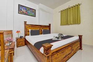 una camera con un grande letto in legno di Collection O Garh Kesharia Residency a Jodhpur