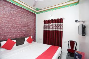 Postel nebo postele na pokoji v ubytování Hotel O Aradhya Residency