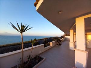 - une vue sur l'océan depuis le balcon d'une maison dans l'établissement Casa Framaibla - la veranda sull'Etna, à Augusta