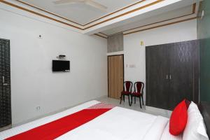 TV a/nebo společenská místnost v ubytování Hotel O Aradhya Residency