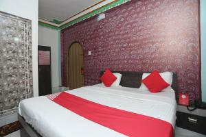 Postel nebo postele na pokoji v ubytování Hotel O Aradhya Residency