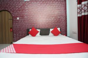 Postel nebo postele na pokoji v ubytování Hotel O Aradhya Residency