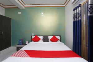 Postel nebo postele na pokoji v ubytování Hotel O Aradhya Residency