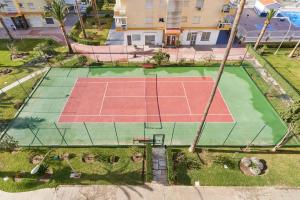Tennis and/or squash facilities at Apartment in Algarrobo Costa or nearby