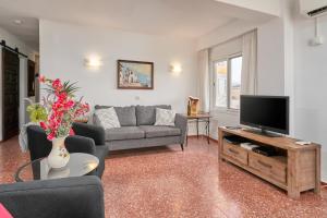 sala de estar con sofá y TV en Apartment in Algarrobo Costa en Algarrobo-Costa