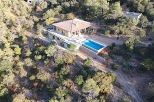 an aerial view of a house with a swimming pool at Villa Bruno in Cabasse