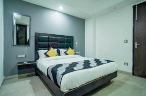 POP Hotel Pingal Dream Near Prachin Shani Mandir Near Dashrath Puri Metro Station tesisinde bir odada yatak veya yataklar