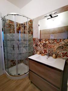 uma casa de banho com um chuveiro e um lavatório. em B & B La Mela em Darfo