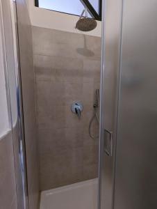 łazienka z prysznicem z głowicą prysznicową w obiekcie Papavero 69 w Bergamo