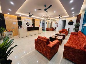 una hall con divani e tavoli in una stanza di Ganges blossam - A Four Star Luxury Hotel & Resort a Haridwār