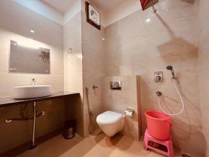e bagno con servizi igienici, lavandino e doccia. di Ganges blossam - A Four Star Luxury Hotel & Resort a Haridwār