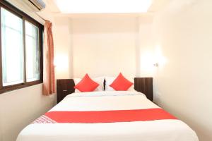 Säng eller sängar i ett rum på New Pune Residency