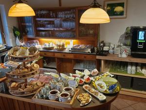 una línea de buffet con muchos tipos diferentes de comida en Steinhof en Gries am Brenner