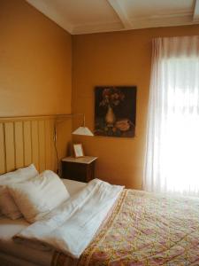 a bedroom with a bed and a window at Hardanger Fjord Lodge in Bondhus