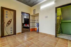 Habitación con pasillo con puerta y escalera en Super OYO Olive Grand en Patna