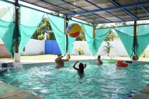 สระว่ายน้ำที่อยู่ใกล้ ๆ หรือใน Chalet Casa Vacacional Riveras de Chulamar