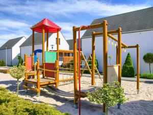 un parque infantil con un tobogán en la arena en Luxury homes with the pools for 8 persons, en Rogowo