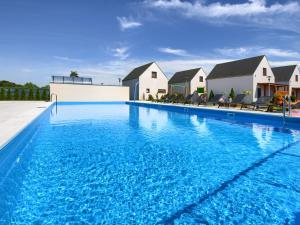 une grande piscine d'eau bleue dans l'établissement Luxury homes with the pools for 8 persons, à Rogowo