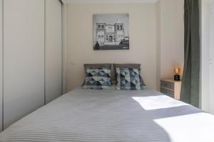 a bedroom with a bed with blue and white sheets at Casa de Santa Maria in Setúbal