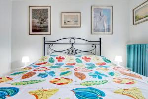 een bed met een kleurrijke quilt op in een slaapkamer bij Casa Armando in Laglio