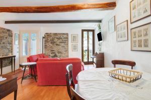 een woonkamer met een rode bank en een tafel bij Casa Armando in Laglio