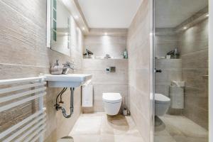 uma casa de banho com um WC, um lavatório e um chuveiro em Private Room with own bathroom em Burgwedel