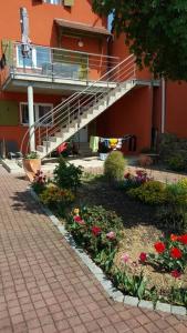 ein Gebäude mit einer Treppe und Blumen im Garten in der Unterkunft Le gite 'Humulus' in Bilwisheim