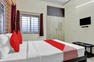 Una cama o camas en una habitación de Flagship Kb Residency