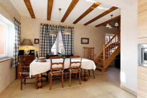 a dining room with a table and chairs at Le gite 'Humulus' in Bilwisheim