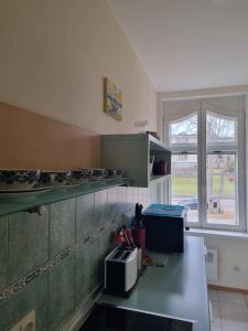 uma cozinha com um balcão e uma janela em Villa OLD POST em Juodkrantė
