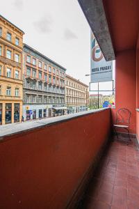 een bank aan de zijkant van een gebouw bij Cozy studio in the main city center in Praag