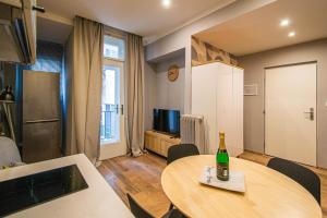 een woonkamer met een tafel en een fles wijn bij Cozy studio in the main city center in Praag