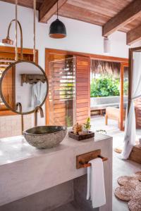 uma casa de banho com um lavatório e um espelho em Pousada Hayo Pé na Areia em Caraíva
