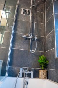 3 BR House BHX HS2 Contractor Solihull FREE Parking في Sheldon: حمام مزود بدش ومغسلة +22 صورة