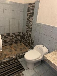 La salle de bains est pourvue de toilettes blanches. dans l'établissement Chalet Casa Vacacional Riveras de Chulamar, à Puerto San José