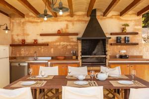 サン・ラファエル・デ・サ・クレウにあるCana Finaのキッチン(木製テーブル、椅子、暖炉付)