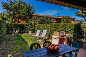una mesa de picnic con un bol de fruta. en Casa Flavia - Castiglione, en Castiglione della Pescaia