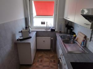 Nhà bếp/bếp nhỏ tại Traveblick, 3 Zimmer Wohnung 65