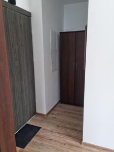 una stanza vuota con due armadi e una porta di Apartament Nad Wisłą a Tczew