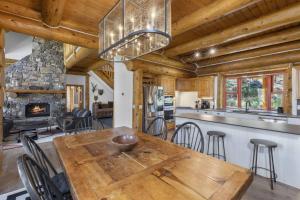 uma cozinha e sala de jantar com uma mesa de madeira e uma lareira em Sneffels em Telluride