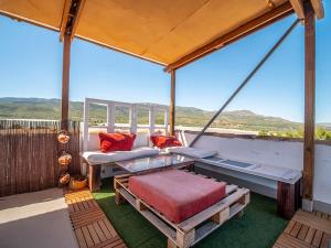 - une terrasse couverte avec 2 lits et une vue sur l'océan dans l'établissement Casa Poniente - Casa Rural Los Cuatro Vientos, à Moratalla